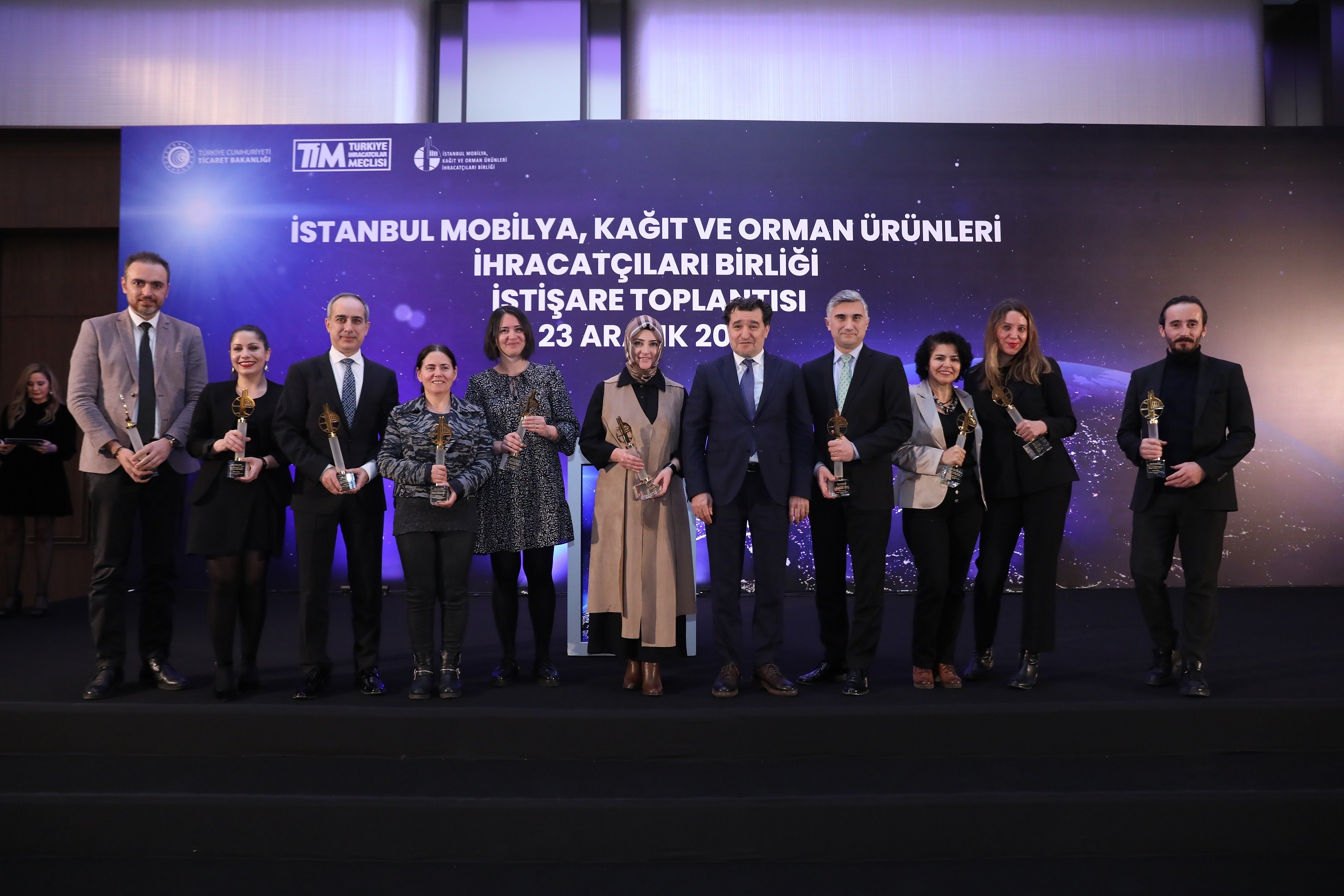 İstanbul Mobilya, Kâğıt ve Orman Ürünleri İhracatçıları Birliği’nin, sektör istişare toplantısında ihracatı yücelten gazeteci dostlarımıza ödüllerini takdim ettik