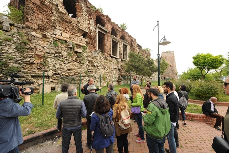 Sur Çelik Kapı için, ‘Dersaadet’in Sur Kapıları’ isimli kitap doğrultusunda hem mimarları hem de gazetecileri İstanbul surlarında yolculuğa çıkarttık