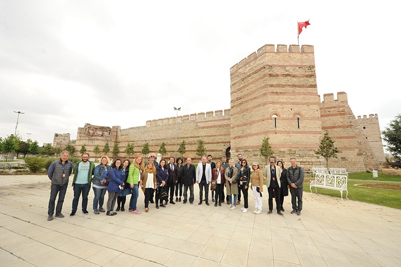 Sur Çelik Kapı için, ‘Dersaadet’in Sur Kapıları’ isimli kitap doğrultusunda hem mimarları hem de gazetecileri İstanbul surlarında yolculuğa çıkarttık